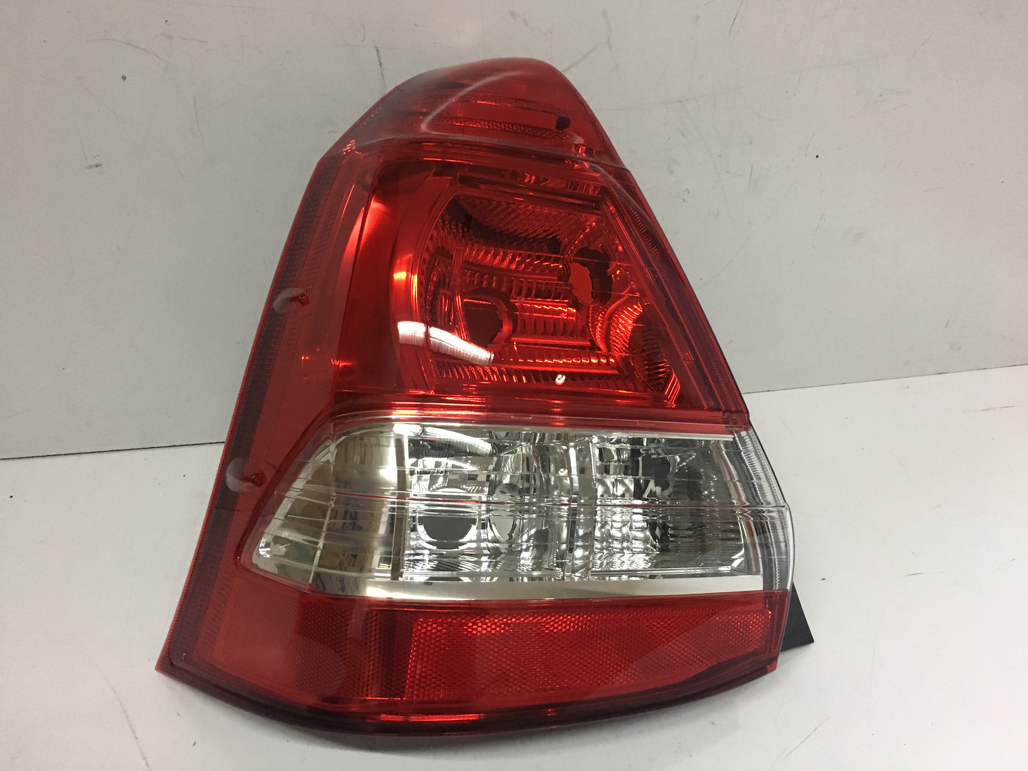 FARO TRAS. IZQ. ETIOS 4 PTAS CON MARCHA ATRAS (ORIG.)